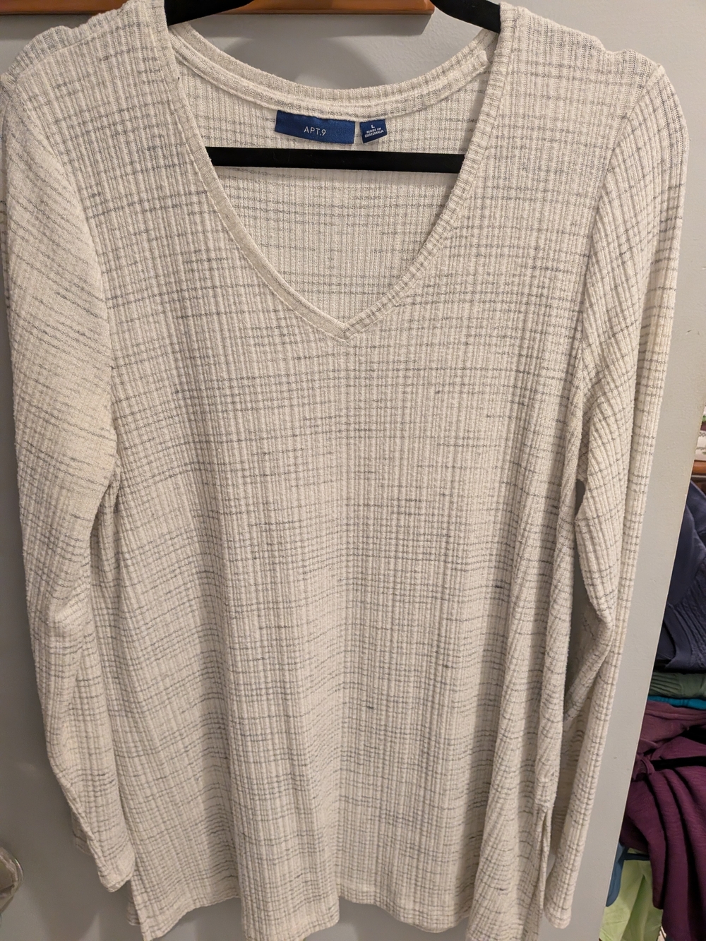 Apt. 9 Women's Cream Textured Long Sleeve V-Neck Tee